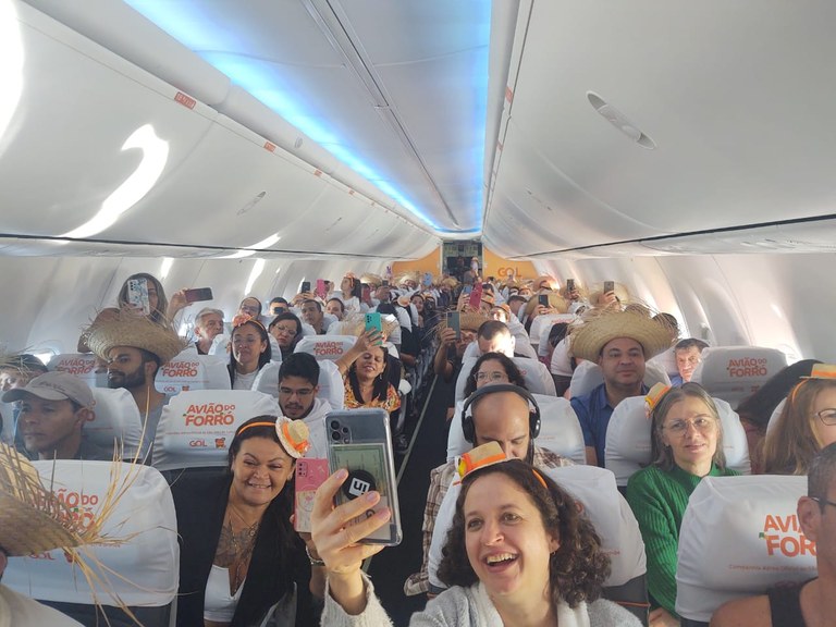 turistas chegam a Campina Grande em aeronave com safoneiro, comidas típicas e casamento matuto