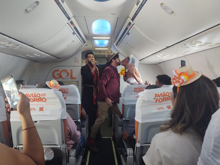 Avião do forró: turistas chegam a Campina Grande em aeronave com safoneiro, comidas típicas e casamento matuto